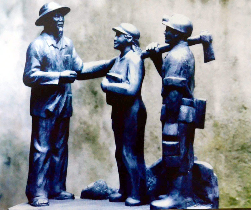 “Bác Hồ với công nhân mỏ” - Tượng than đá của nghệ nhân Phạm Duy Thanh.