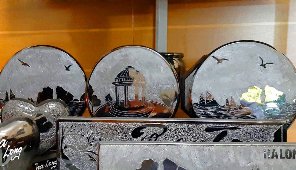 Một số sản phẩm mỹ nghệ than đá của vợ chồng nghệ nhân Nguyễn Tiến Quyết - Nguyễn Thị Bình (tổ 3, khu 8, phường Hồng Hà, TP Hạ Long). 