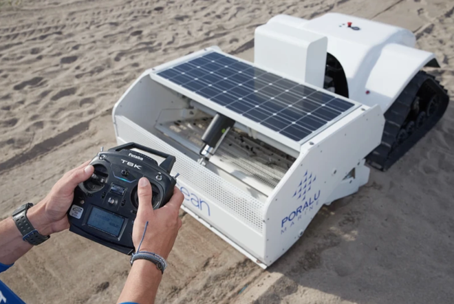 Chạy bằng năng lượng mặt trời, chiếc máy hút bụi thông minh khổng lồ có thể sàng lọc cát và dọn rác bãi biển - Ảnh 2.