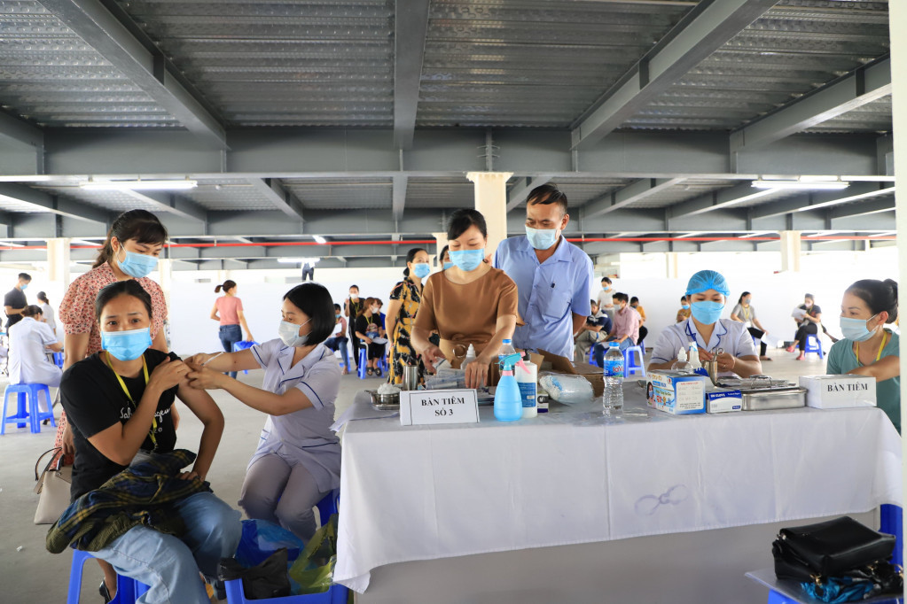 Workers got vaccinated at Ha Long city's Viet Hung Industrial Park.