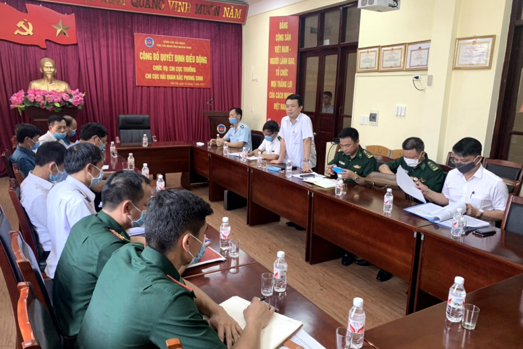Đồng chí Trịnh Văn Nhuận, Phó Cục trưởng Cục Hải quan tỉnh phát biểu tại buổi làm việc với các cơ quan chức năng trong khu vực cửa khẩu Bắc Phong Sinh (huyện Hải Hà).