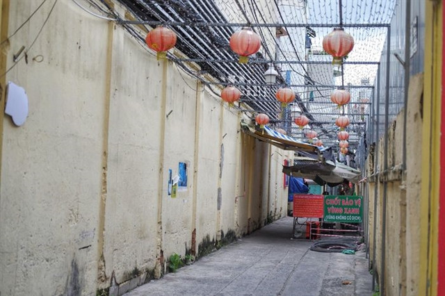 A green checkpoint at Alley 199 on Cách Mạng Tháng 8 Street in HCM City. 