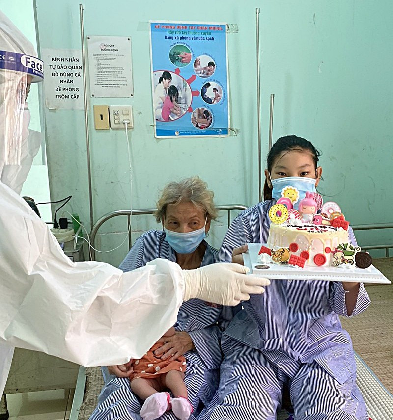Bé sơ sinh nhỏ tuổi nhất Việt Nam mắc COVID-19 đã khỏi bệnh - ảnh 2
