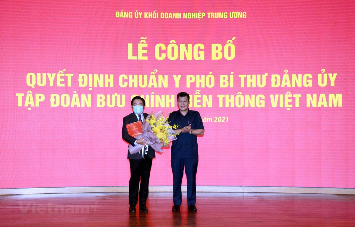 Ông Huỳnh Quang Liêm (trái) là Phó bí Thư Đảng ủy Tập đoàn VNPT nhiệm kỳ 2020-2025. (Ảnh: T.Q)