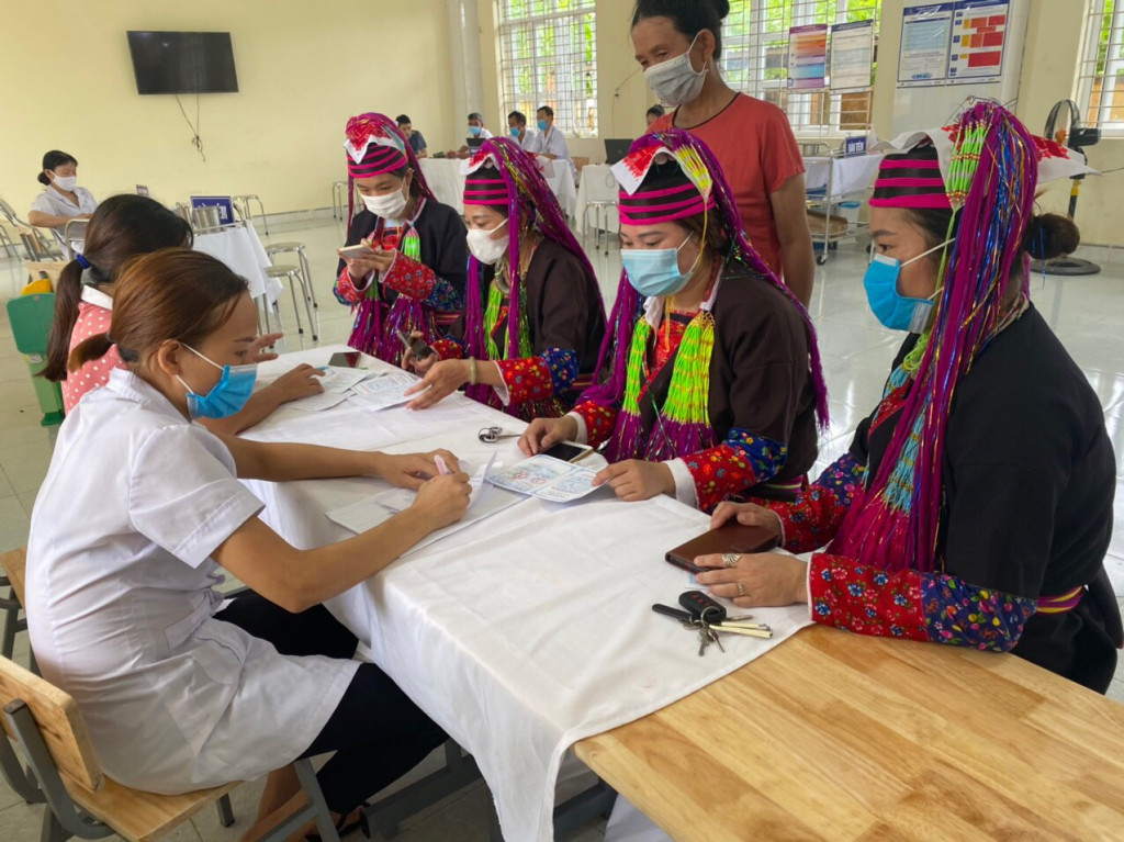 Tiêm phòng vắc xin phòng Covid-19 cho người dân tại xã Quảng Đức, huyện Hải Hà.