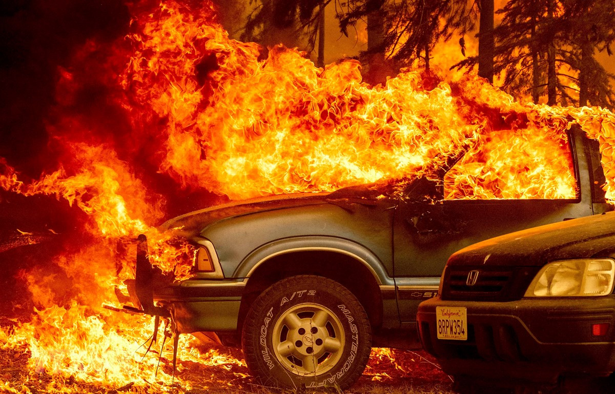 Khói lửa cháy rừng bốc ngùn ngụt tại Greenville, California (Mỹ) ngày 5/8/2021. (Ảnh: AFP/TTXVN)