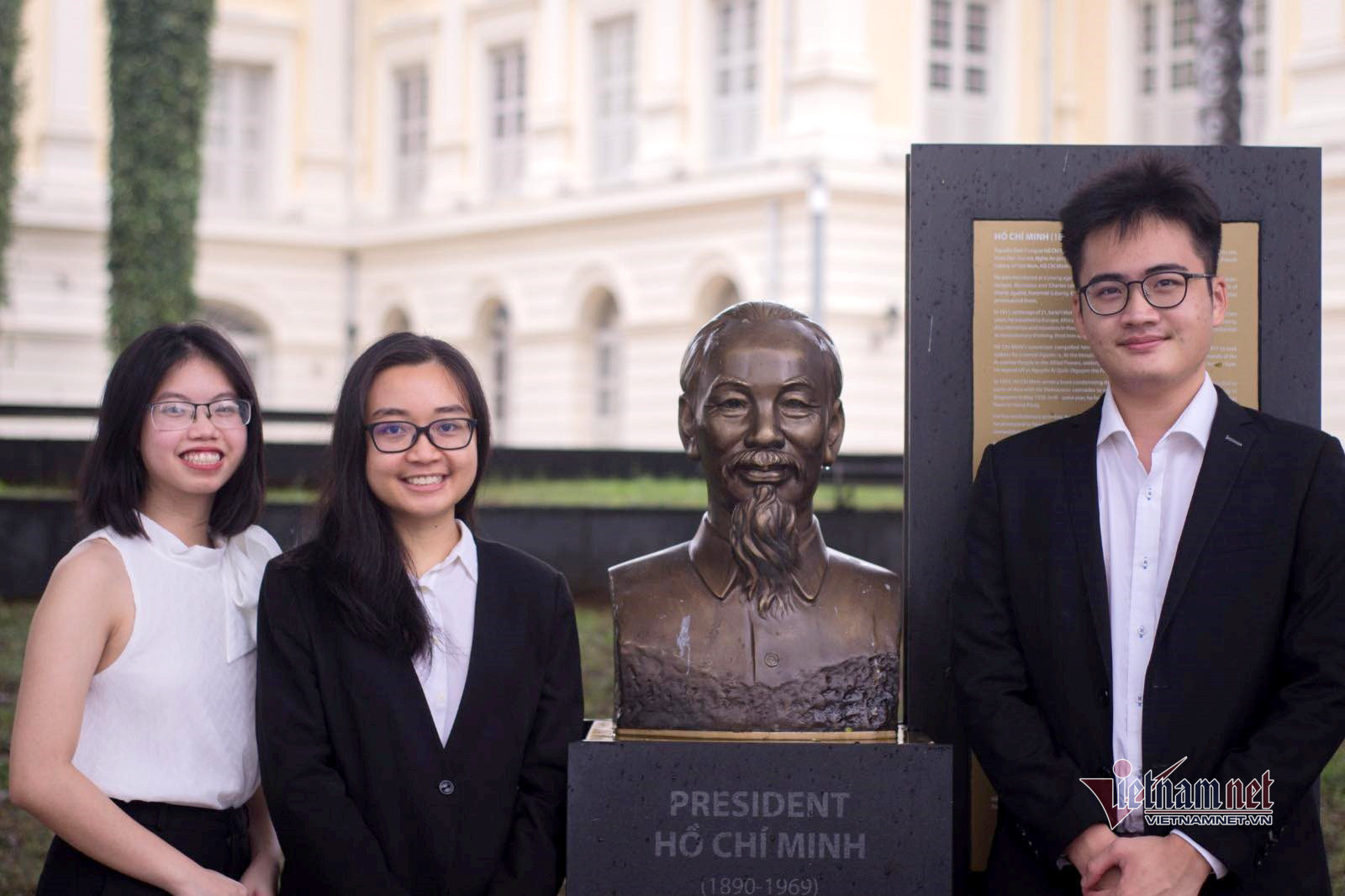 9X được khắc tên lên 'bảng vàng' ở trường phổ thông Singapore