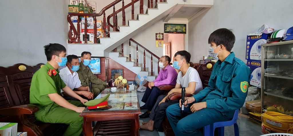 Thành viên Tổ tự quản ANTT Giáo xứ Yên Trì phói hợp với các lực lượng chức năng, tuyên truyền, vận động giáo dân tích cực tham gia phong trào Toàn dân tham gia bảo vệ ANTT tại địa phương.