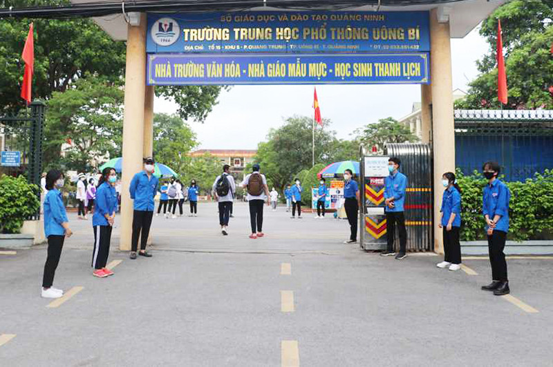 Trường THPT Uông Bí chào đón học sinh thi vào lớp 10 của trường năm học 2021 - 2022.