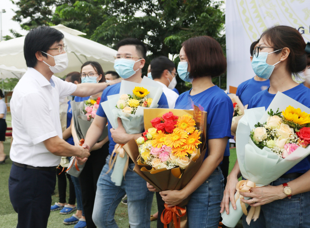 Lãnh đạo Sở Y tế tặng hoa động viên các y bác sỹ lên đường làm nhiệm vụ.