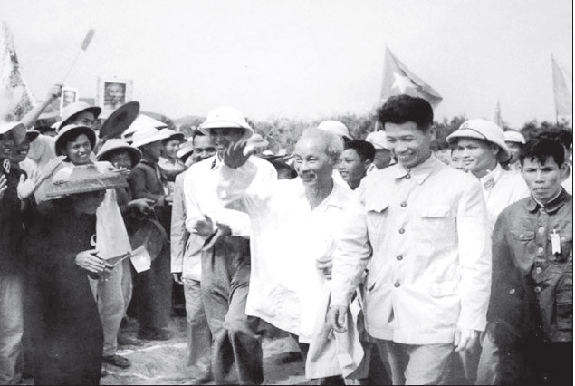 Đồng chí Hoàng Chính, Bí thư Tỉnh ủy Hải Ninh (bên phải) tháp tùng Bác Hồ ra thăm Cô Tô năm 1961.