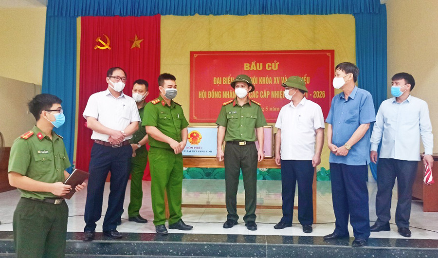 Lực lượng Công an TP Uông Bí báo cáo tình hình phương án đảm bảo ANTT trong ngày bỏ phiếu bẫu cử 23/5 tại điểm bỏ phiếu phường Yên Thanh.