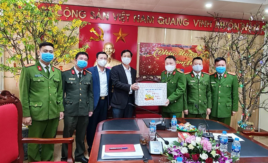 Chủ tịch UBND TP Uông Bí Phạm Tuấn Đạt tặng hoa chúc mừng lực lượng Công an làm nhiệm vụ trong dịp Tết Nguyên đán Tân Sửu.