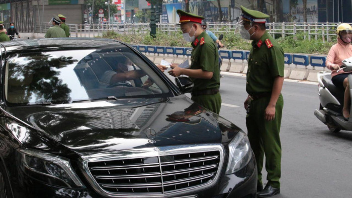 Ngày đầu Hà Nội siết lý do ra đường, nhiều chốt kiểm dịch ùn tắc 1