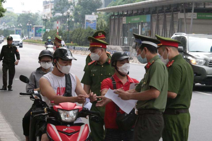 Ngày đầu Hà Nội siết lý do ra đường, nhiều chốt kiểm dịch ùn tắc 2