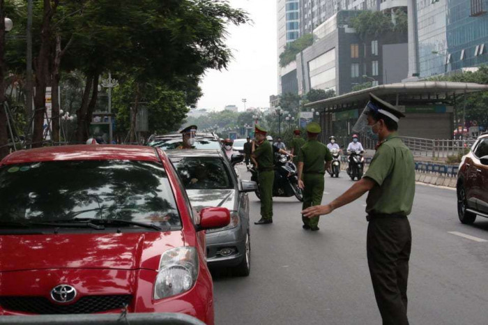 Ngày đầu Hà Nội siết lý do ra đường, nhiều chốt kiểm dịch ùn tắc 3