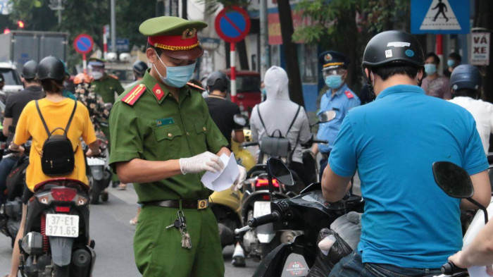 Ngày đầu Hà Nội siết lý do ra đường, nhiều chốt kiểm dịch ùn tắc 4