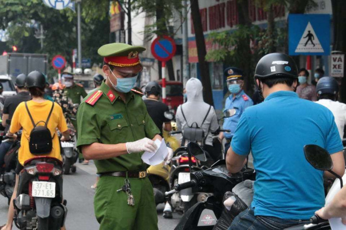 Ngày đầu Hà Nội siết lý do ra đường, nhiều chốt kiểm dịch ùn tắc 6