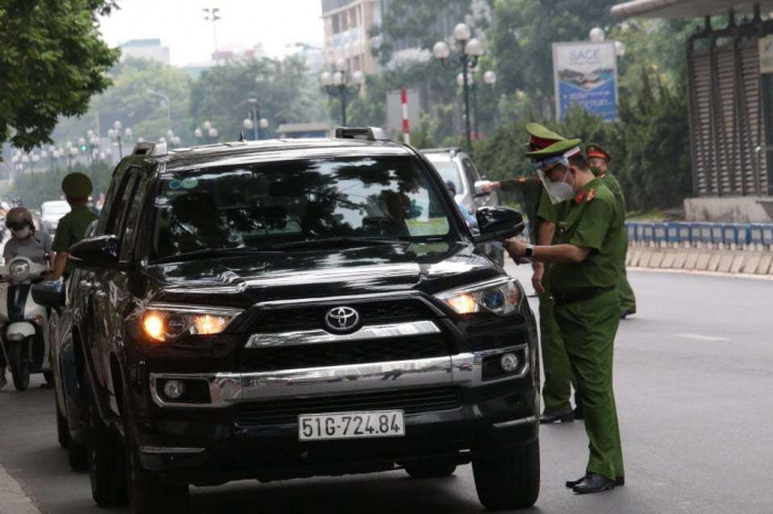 Ngày đầu Hà Nội siết lý do ra đường, nhiều chốt kiểm dịch ùn tắc 7