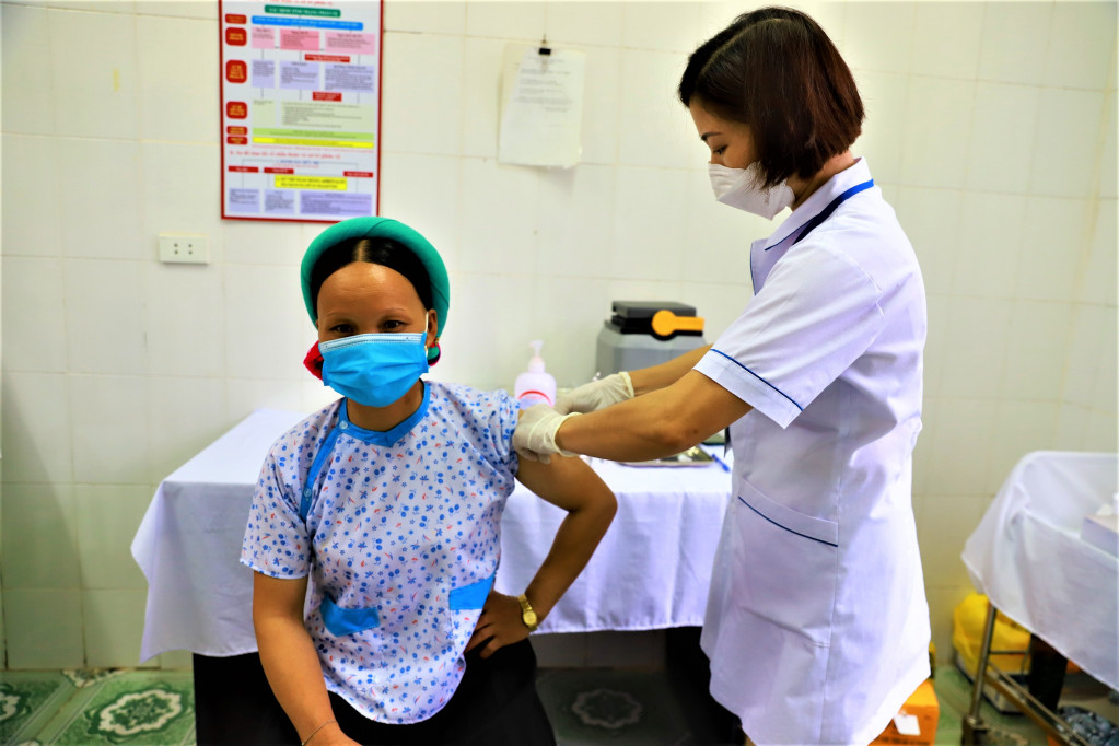 Nhân dân xã Hoành Mô tham gia tiêm chủng vắc xin mũi 2