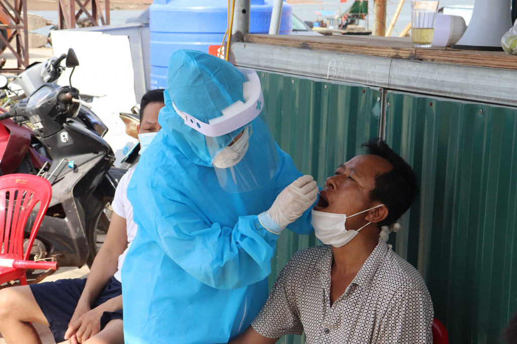 Health workers collected samples at Ben Giang ward in Quang Yen town.