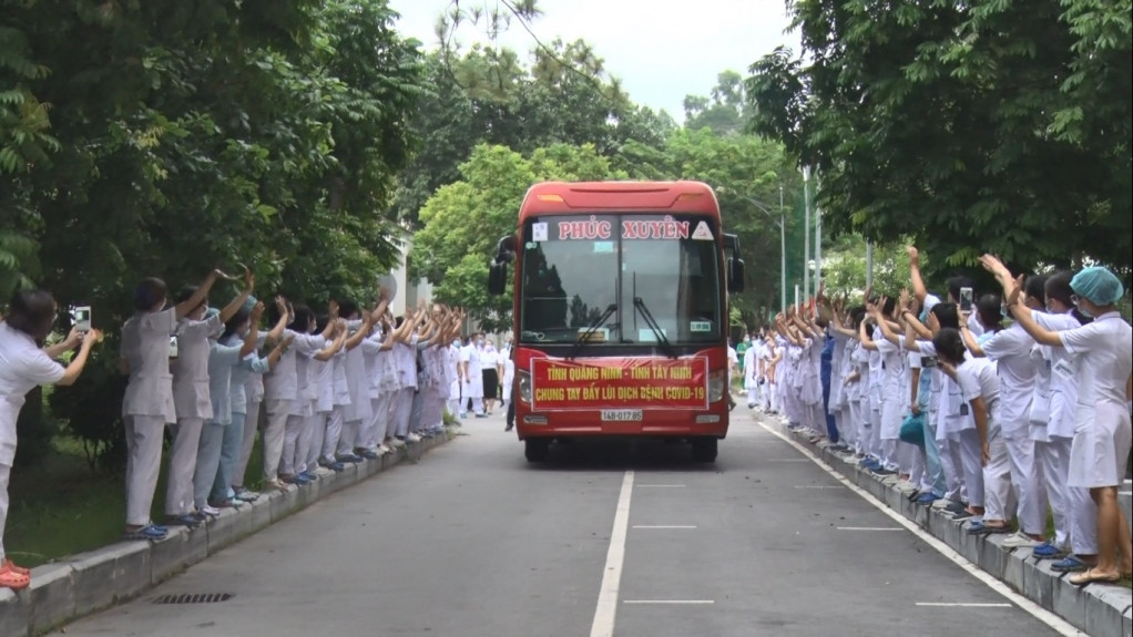 20 doctors and nurses from Uong Bi Vietnam-Sweden Hospital have left for Tay Ninh province this morning.