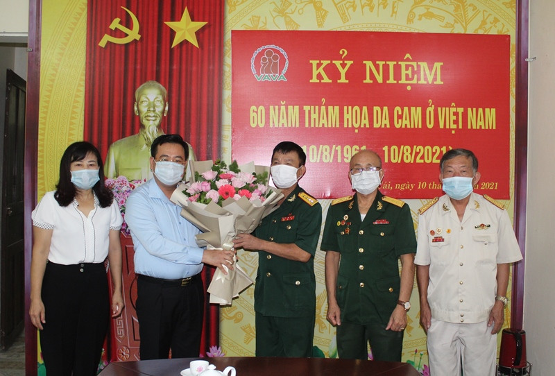 Bí thư Thành ủy Móng Cái Hoàng Bá Nam thăm, tặng quà Hội Nạn nhân chất độc da cam/dioxin