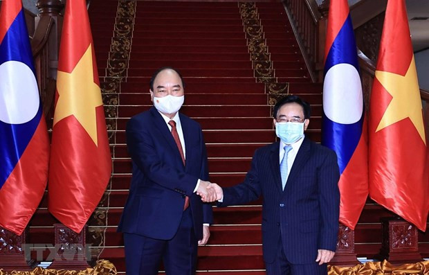 President Nguyen Xuan Phuc (L) and Lao Prime Minister Phankham Viphavanh (Photo: VNA)