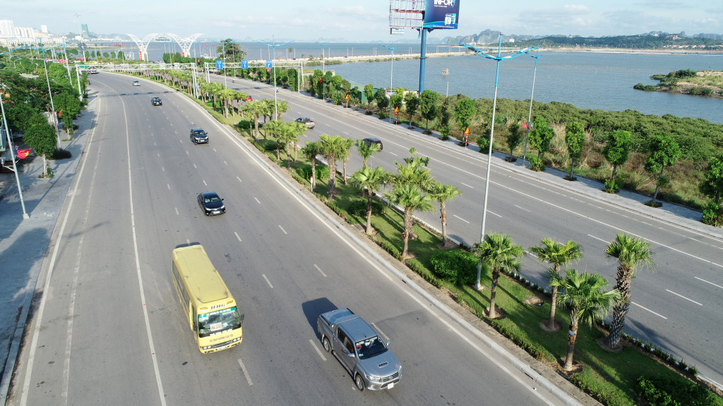 Tuyến đường 10 làn xe từ nút giao Minh Khai đến cầu Bãi Cháy được đầu tư từ nguồn vốn ngân sách tỉnh. Ảnh: Mạnh Trường