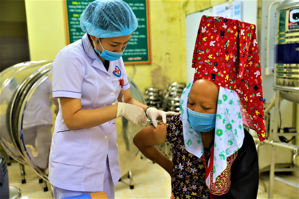 Nhân dân xã Đồng Văn (Bình Liêu) tiêm vắc xin mũi 2 phòng Covid-19.                                                                   Ảnh: La Lành (Trung tâm TT-VH Bình Liêu)