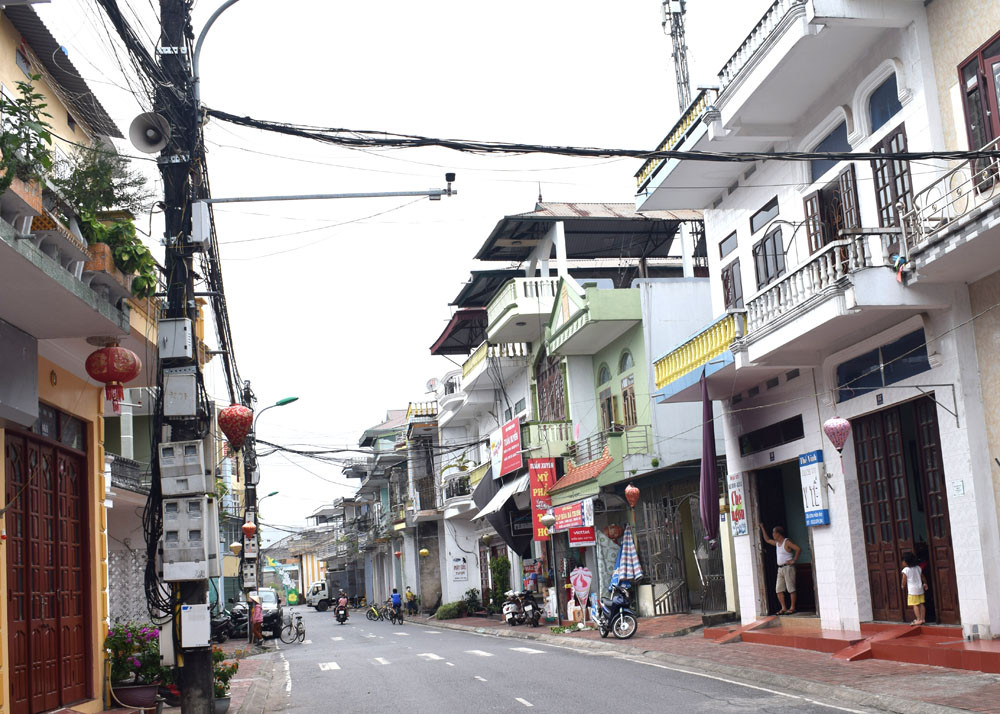 Người dân khu phố Chủ Văn An, thị trấn Quảng Hà, huyện Hải Hà được nghe tuyên truyền về tiêm vắc xin phòng Covid-19 trên hệ thống 11 loa phát thanh của khu phố