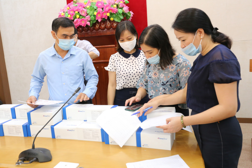 Cán bộ, công chức Cơ quan Thành ủy đăng ký mua bộ test nhanh kháng nguyên covid-19