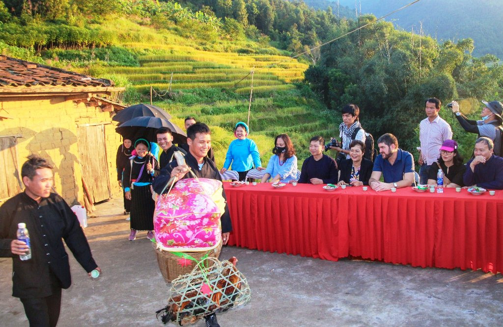 Trưởng đại diện của UNESCO tại Việt Nam trải nghiệm đám cưới người Sán Chỉ tại xã Lục Hồn.jpg