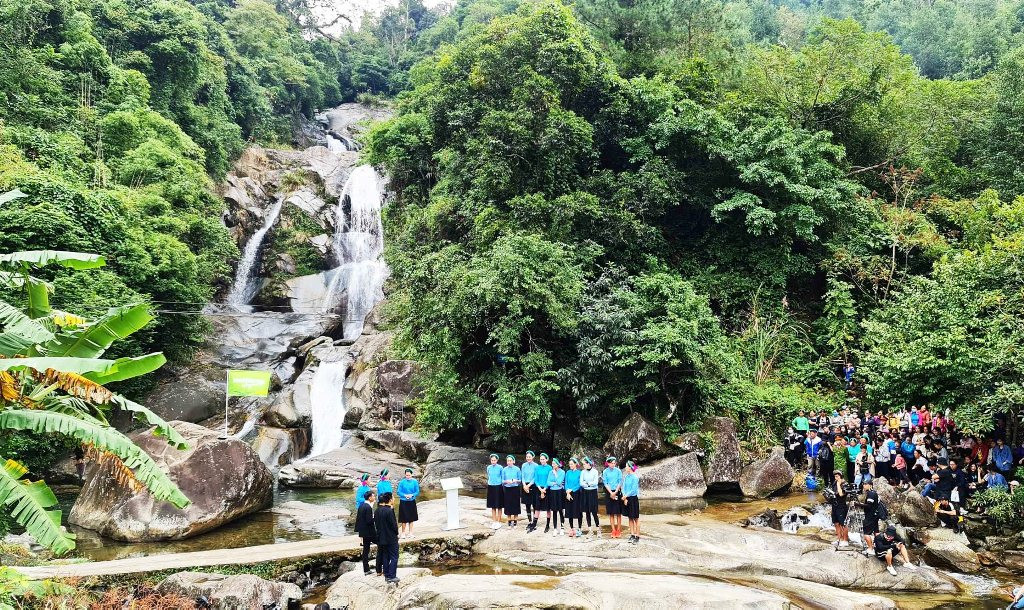 Biểu diễn hát Soóng Cọ của người dân tộc Sán chỉ ở thác Khe Vằn, Bình Liêu.