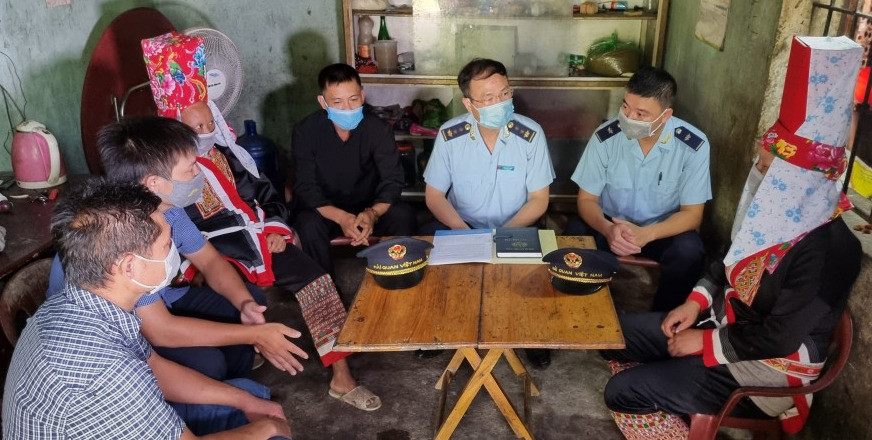 Chi cục HQCK Hoành Mô vận động người dân thôn Nà Sa, xã Hoành Mô, huyện Bình Liêu, không tiếp tay cho đối tượng buôn lậu.