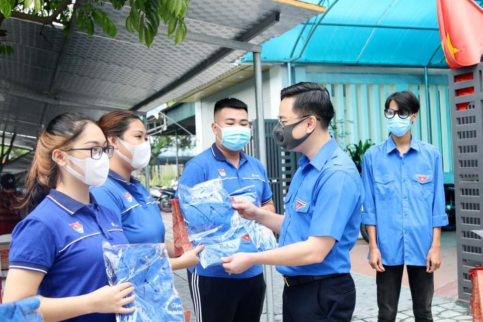 Đồng chí Hoàng Văn Hải - Bí thư Tỉnh đoàn thăm, tặng quà động viên các đội hình thanh niên tình nguyện phòng, chống dịch bênh Covid-19