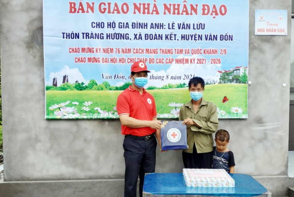 Lãnh đạo Hội CTĐ huyện Vân Đồn trao tặng quà tại lễ bàn giao nhà nhân đạo cho bố con anh Lê Văn Lừu ở thôn Tràng Hương, xã Đoàn Kết (huyện Vân Đồn).