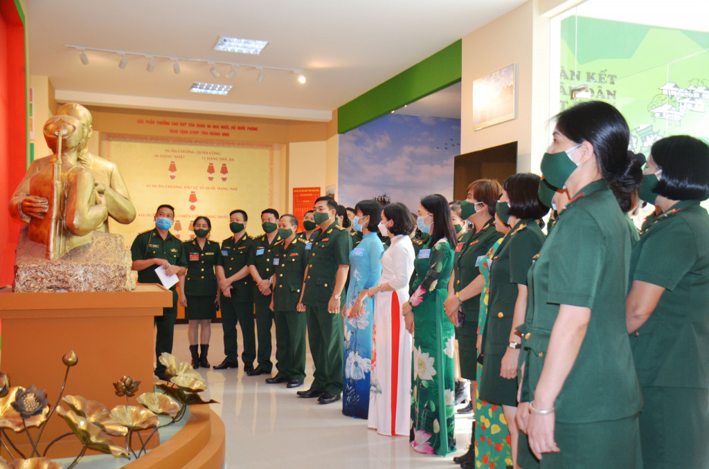 Các đại biểu tham dự đại hội thăm quan Nhà truyền thống BĐBP tỉnh Quảng Ninh.