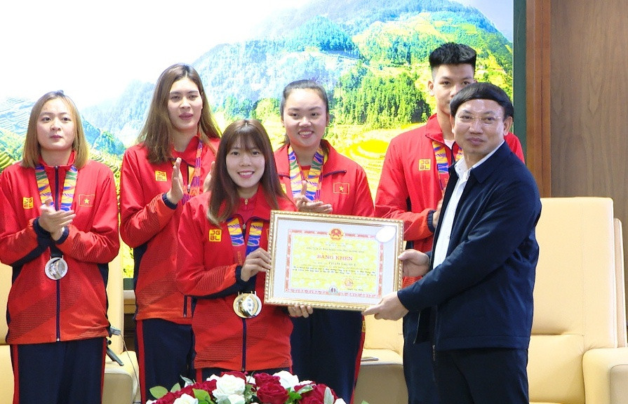 Phạm Thị Huệ nhận bằng khen vì thành tích xuất sắc tại SEA Games 30 (Ảnh tháng 12 năm 2019)