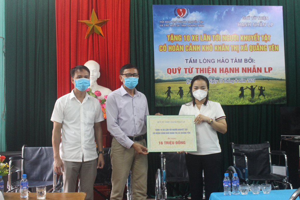 TX Quảng Yên tiếp nhận trao tặng xe lăn với tổng trị giá 16 triệu đồng  cho người khuyết tật vận động trên địa bàn