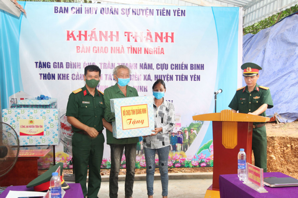 Thượng tá Phạm Quang Tiến, Phó Chủ nhiệm Chính trị Bộ CHQS tỉnh, trao quà của Bộ CHQS tỉnh cho gia đình ông Năm. 