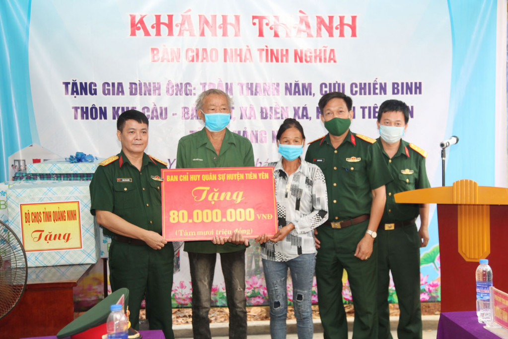 Lãnh đạo Ban CHQS huyện Tiên Yên, trao số tiền 80 triệu đồng cho gia đình ông Năm.