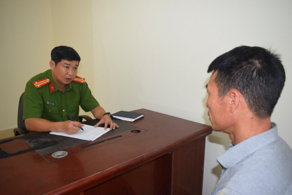 Trung tá Vũ Huy Bình, Phó đội trưởng Đội Phòng ngừa, đấu tranh chống sản xuất, tàng trữ, mua bán, vận chuyển trái phép chất ma túy, Phòng CSĐT tội phạm về ma túy( Công an Quảng Ninh) hỏi cung đối tượng phạm tội ma túy. Ảnh: Nguyễn Khánh.
