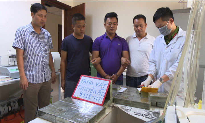 Đối tượng Nguyễn Văn Tráng và số ma túy bị thu giữ.