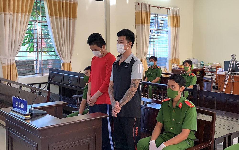 Phạt tù 2 thanh niên trốn khai báo y tế, cầm dao tấn công CSGT ở Cần Thơ