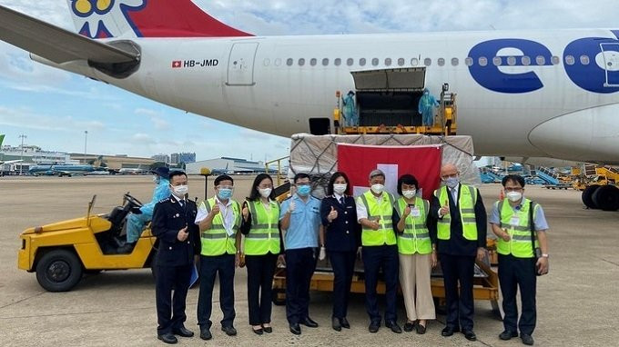 The relief shipment arrives at Tan Son Nhat airport, Ho Chi Minh City. (Photo: nld.com.vn)