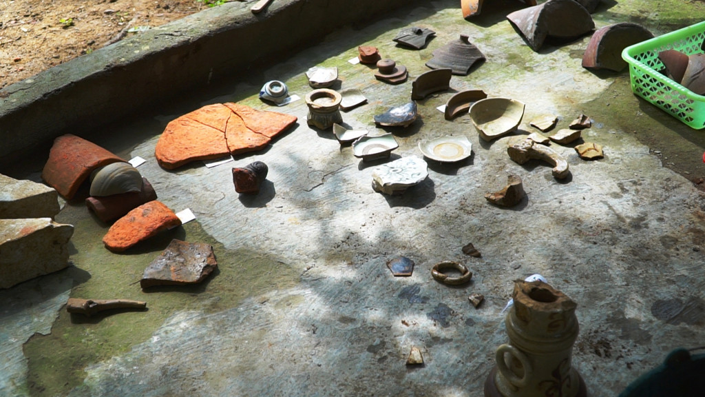Các mảnh vật liệu kiến trúc và mảnh gốm men, sành sứ được dự đoán niên đại thuộc thời Trần và Lê Trung Hưng.