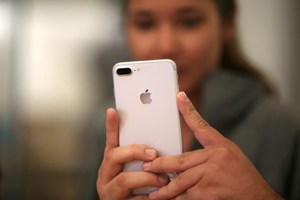 Người dùng chỉ trích, Apple nói rõ hơn vụ iPhone, máy tính nhận diện ảnh ấu dâm - Ảnh 1.
