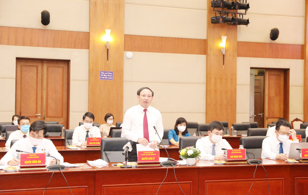 Đồng chí Nguyễn Xuân Ký, Ủy viên Trung ương Đảng, Bí thư Tỉnh ủy, Chủ tịch HĐND tỉnh, phát biểu tại hội nghị.