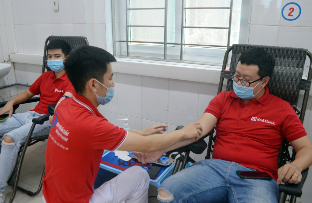 Cán bộ, nhân viên Ngân hàng SeAbank Chi nhánh Quảng Ninh tham gia hiến máu tình nguyện.